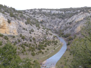 El encajonamiento puntual del río en su cañón nos obliga a trepar por la orilla izquierda.
